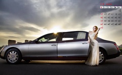 被吊起来张开腿供人玩弄